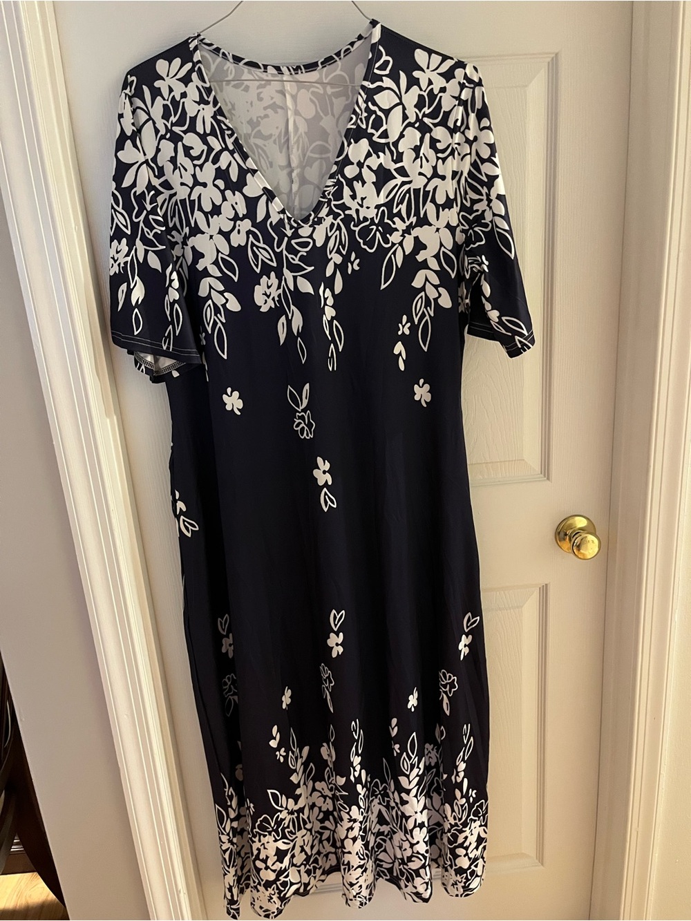 Elegant Navy & White Floral V-Neck Women's Dress